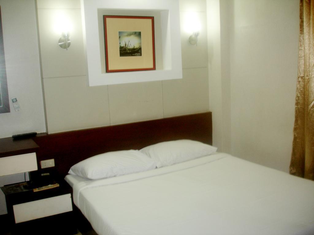 Roxas Midtown Hotel Szoba fotó
