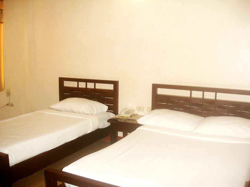 Roxas Midtown Hotel Szoba fotó